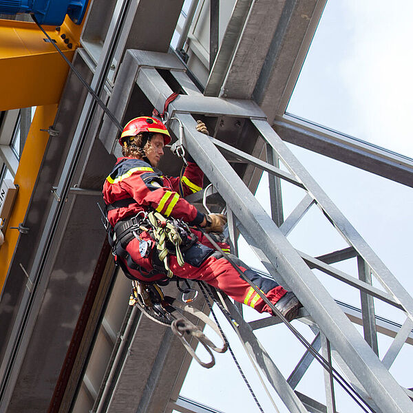 Feuerwehrleute bei einer Übung zur Höhenrettung in der Stahlhalle der DASA