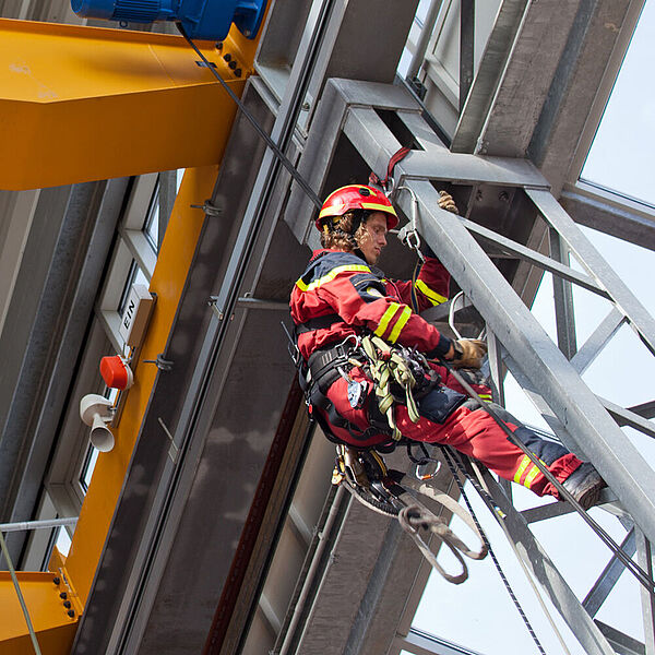 Feuerwehrleute bei einer Übung zur Höhenrettung in der Stahlhalle der DASA
