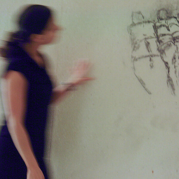 Besucherin betrachtet ein Wandornament in einem Ausstellungsraum