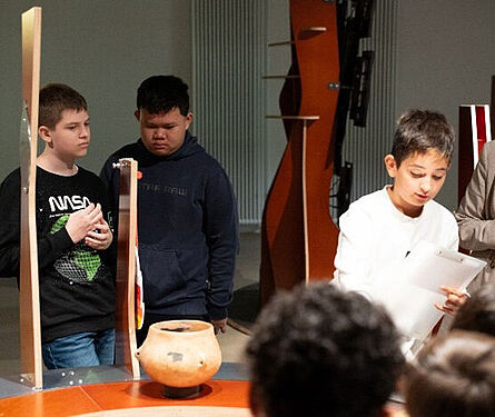 Innerhalb von je einer Minute stellen die Gruppen ihre Ergebnisse dar.
