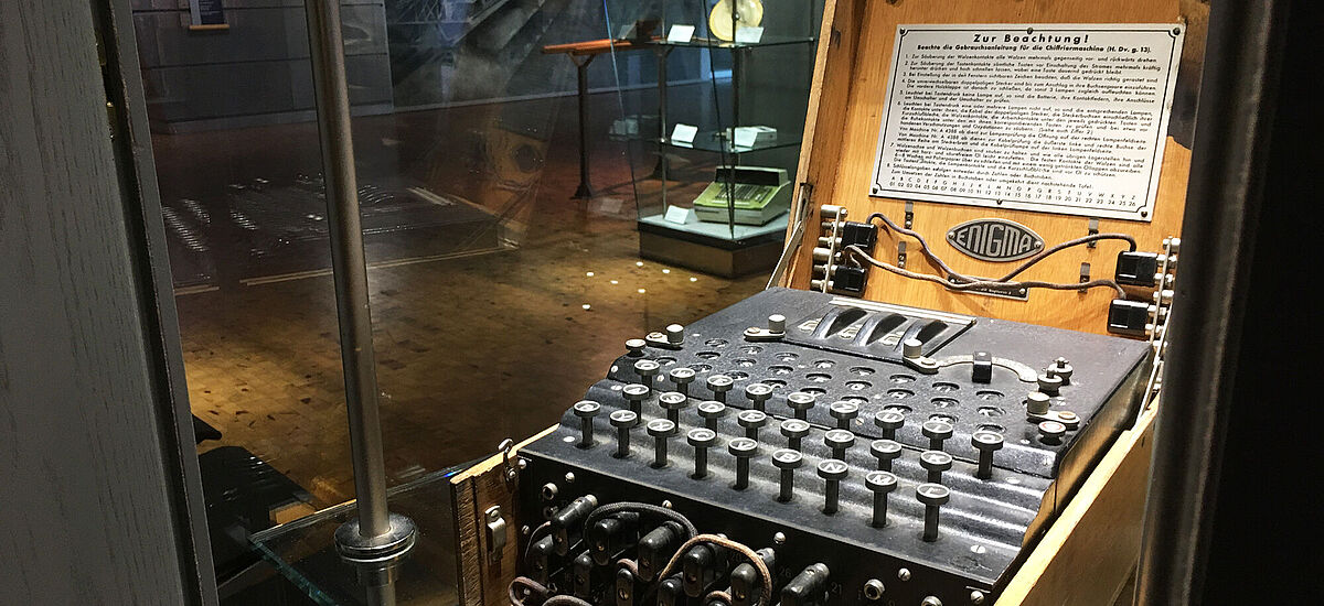 Die Entschlüsselungsmaschine Engima von 1933 als Exponat