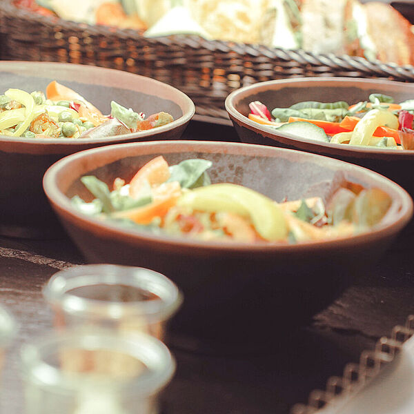 Frische Gerichte in Schüsseln in der Besucher-Gastronomie der DASA