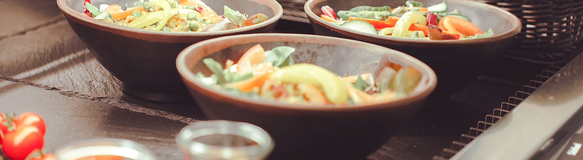 Frische Gerichte in Schüsseln in der Besucher-Gastronomie der DASA