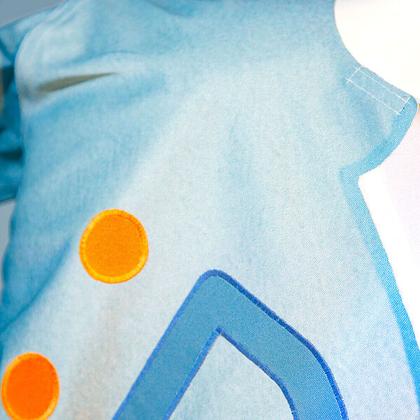 Ausschnitt von einer Kleiderpuppe, die ein T-Shirt mit dem DASA Emoticon trägt.