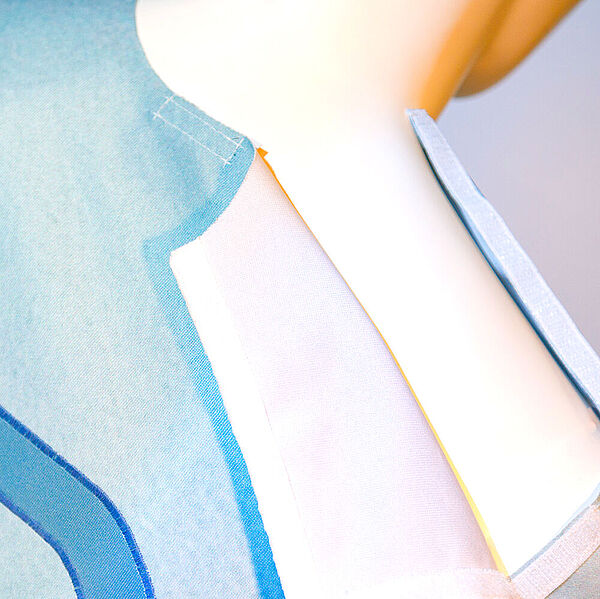 Ausschnitt von einer Kleiderpuppe, die ein T-Shirt mit dem DASA Emoticon trägt.