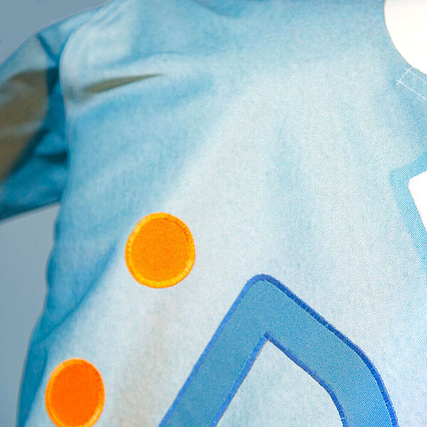 Ausschnitt von einer Kleiderpuppe, die ein T-Shirt mit dem DASA Emoticon trägt.