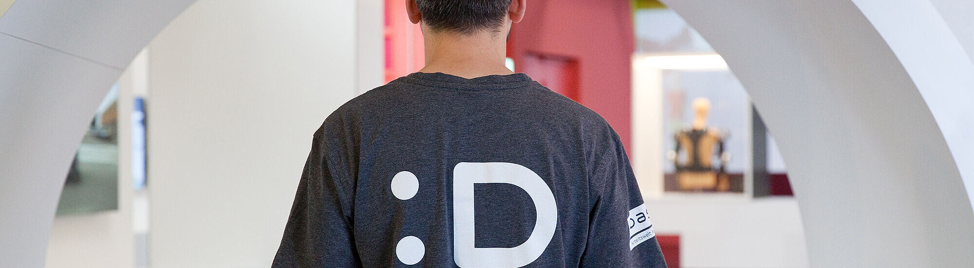 Mann mit DASA-T-Shirt in DASA Ausstellung "Neue Arbeitswelten"