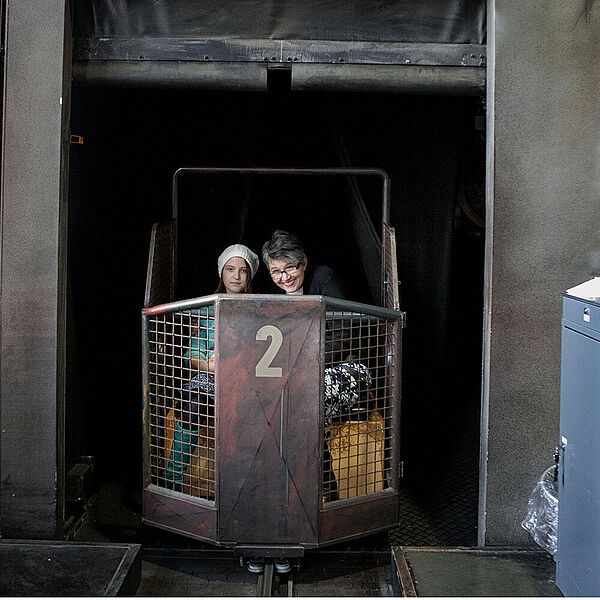 Frau und Mädchen in der DASA-Erlebnisbahn