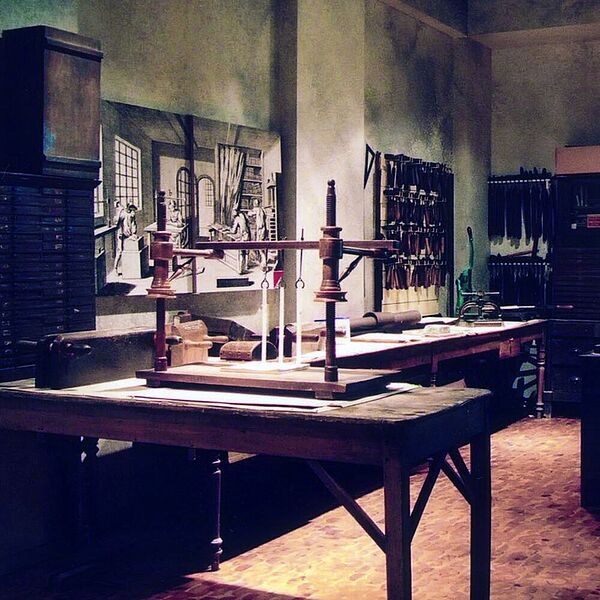 Buchbinderwerkstatt in der Ausstellung Im Wettlauf der Neuesten Nachrichten