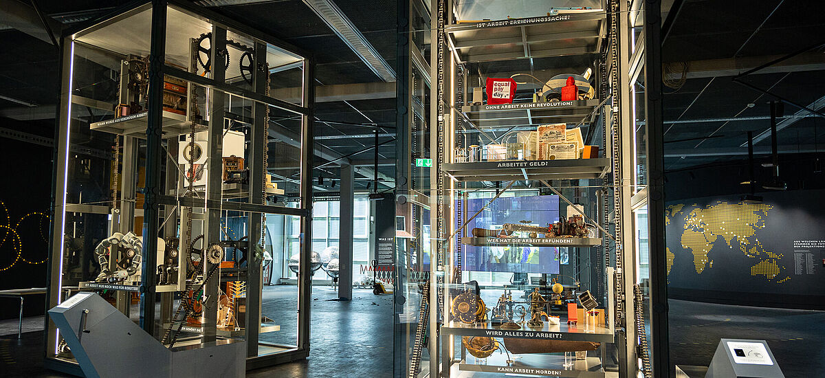 Meterhohe Vitrinen im Eingangsbereich der DASA