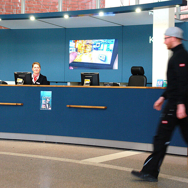 Besucher passiert die DASA Infotheke.