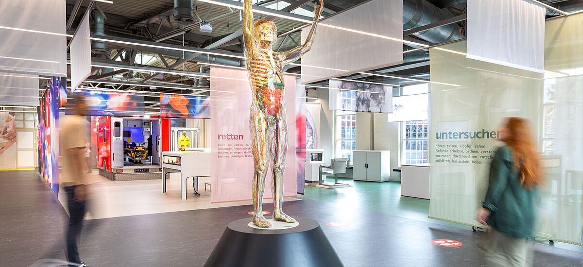 Eingangsbereich in der Ausstellung "Heilen und Pflegen" in der DASA Arbeitswelt Ausstellung