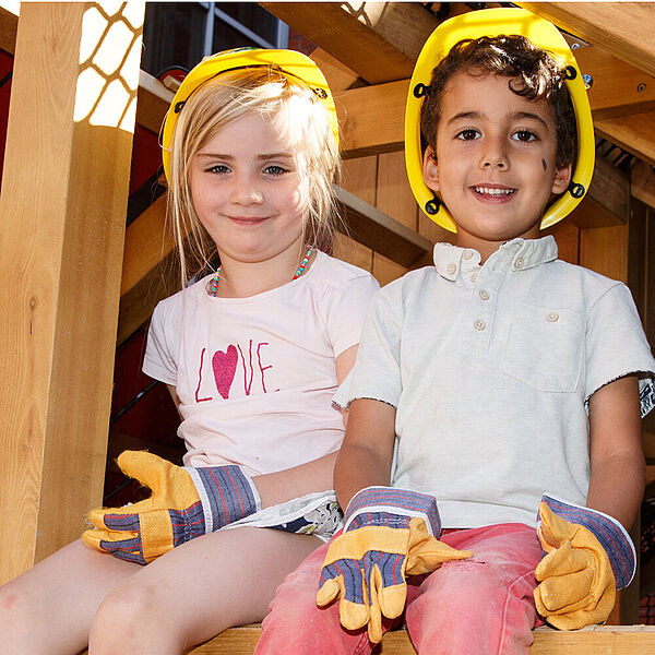 Zwei Kinder auf der DASA Kinderbaustelle