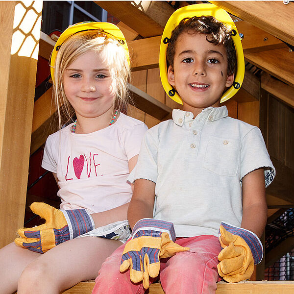 Zwei Kinder auf der DASA Kinderbaustelle