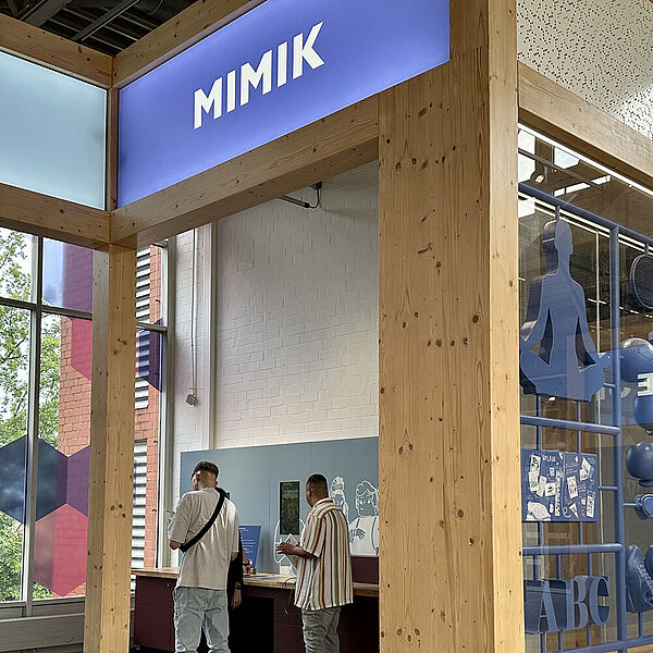 Einblick in die Ausstellung Dienstleistung mit den großen Themenschwerpunkten Gestik und Mimik