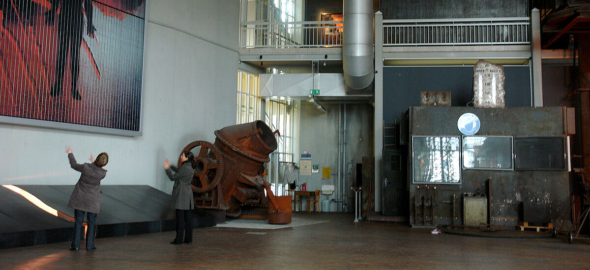 DA Schuften in Schichten Laermkabine 2000x1000 Die Lärmkabine in der Stahlhalle.