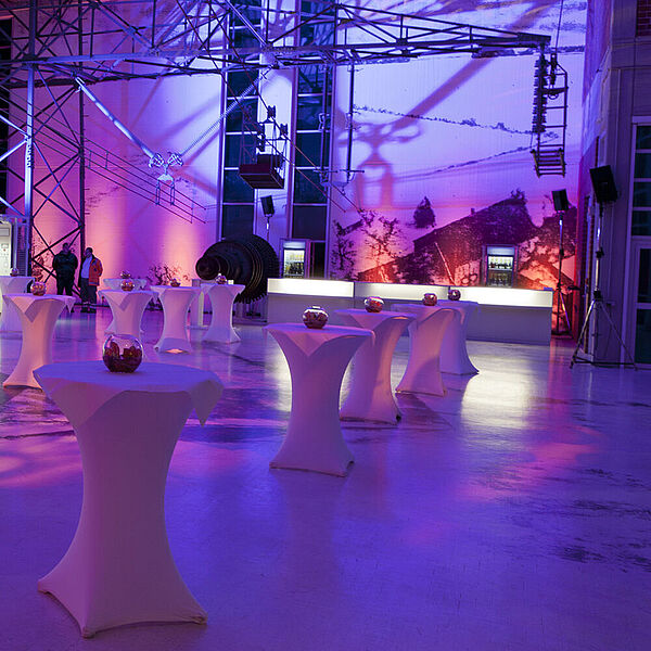 Energiehalle in der DASA mit festlich gedeckten Tischen für eine Veranstaltung