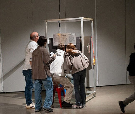 In Kleingruppen lösen die Schüler*innen ihre Aufgaben - hier ist Teamwork gefragt.
