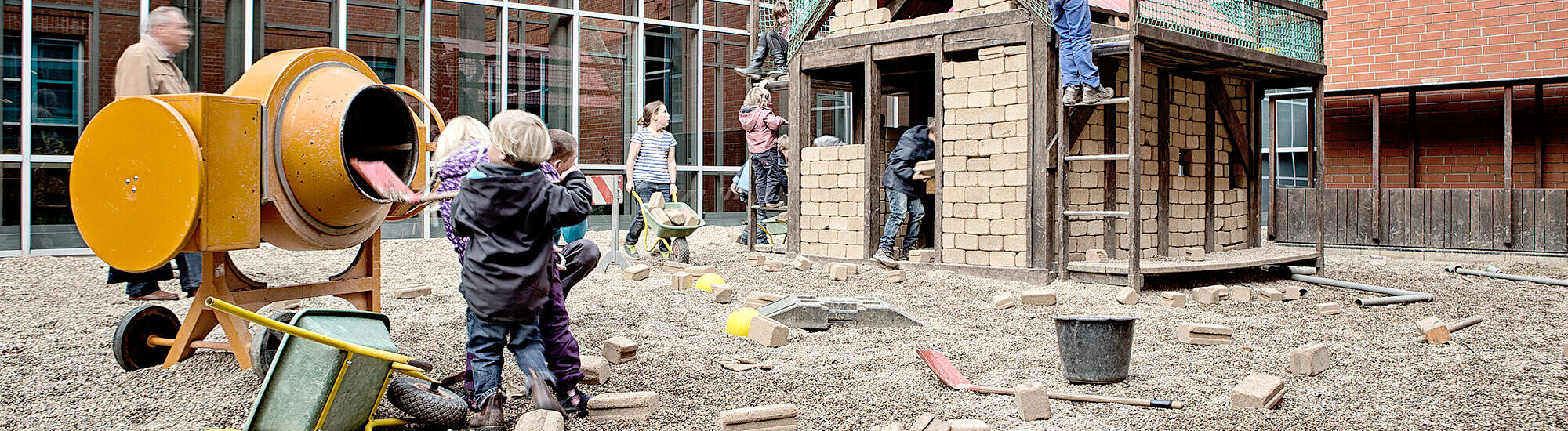 Kinder spielen auf der Kinderbaustelle der DASA