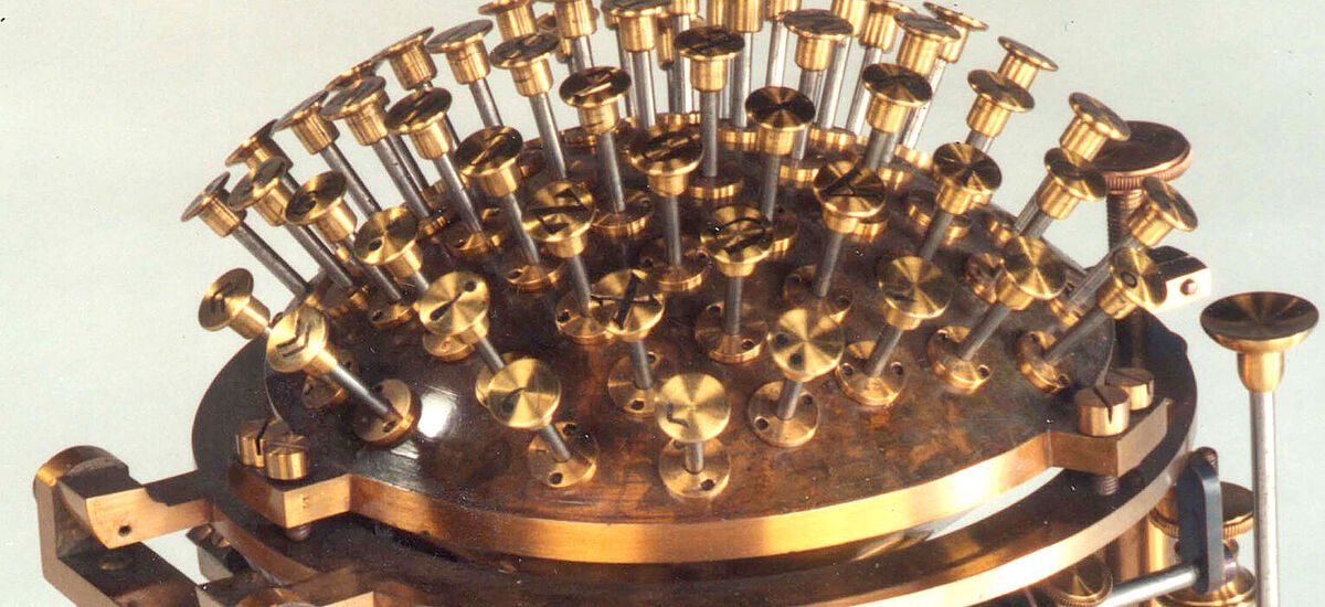 Das Objekt "Malling Hansen", eine der ersten Schreibmaschinen, in der DASA