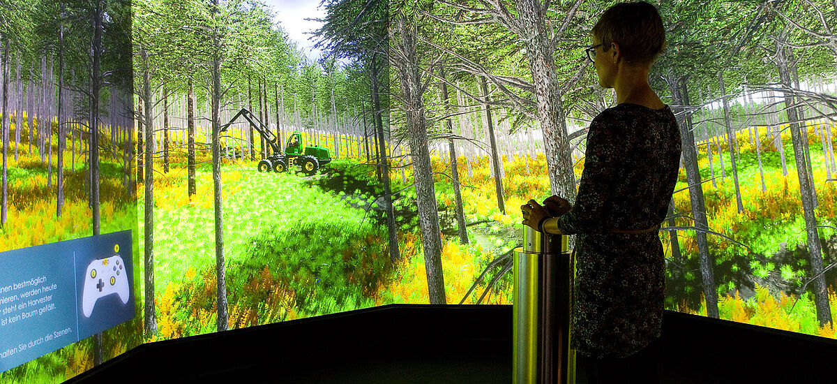 Simulation zum Virtuellen Raum mit Waldansicht in der DASA Arbeitswelt Ausstellung