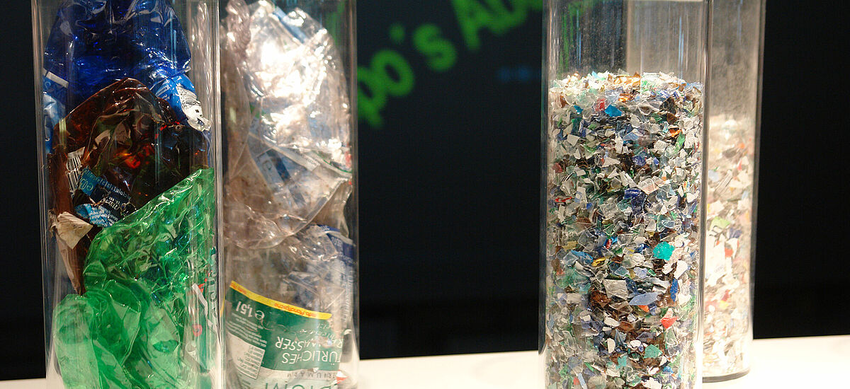 Gläser mit verschiedenen Materialien aus Plastik