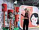 Kratzbäume Besucherin vor einem Kratzbaum für Katzen in der Ausstellung "Alles im Angebot".