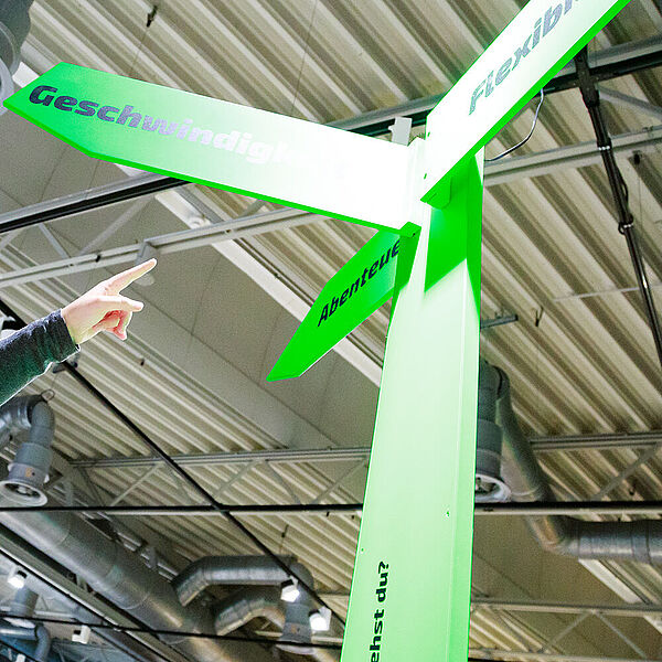 Zwei Besucherinnen betrachten ein Schild in der Ausstellung Stop and Go