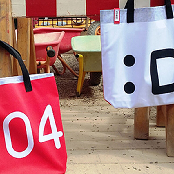 Taschen aus DASA Bannern auf der DASA Kinderbaustelle