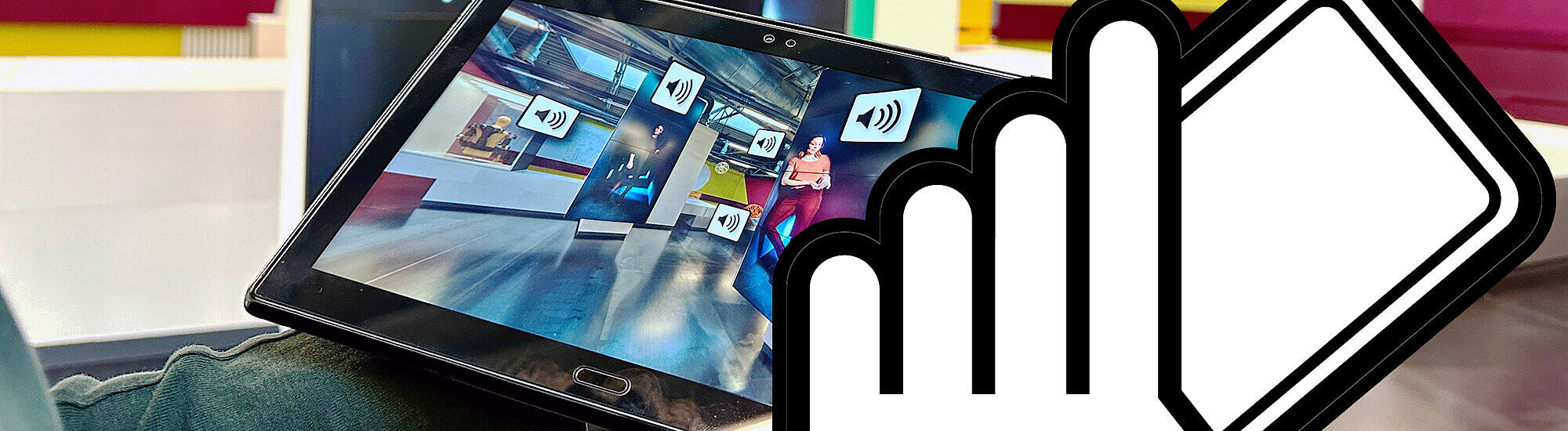 Besucher*in mit Multimedia-Guide in der DASA