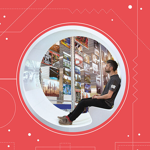 Museumsbesucher sitzt in einem kreisrunden Ausstellungsobjekt