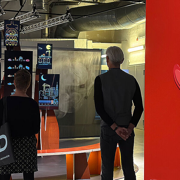 Blick auf eine Stele, an der sich eine ausges&auml;gte Flamme aus Holz befindet und das Wort Flammenjagd steht