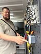 Spaß mit Werkzeugen Ein Besucher schaut sich im Container mit Werkzeugen um.