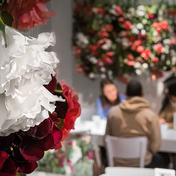 Einblick in den Raum zum Leichenschmaus bei Pia sagt Lebwohl