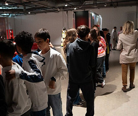 Ist Feuer unser Freund oder unser Feind? In einem Aufstellspiel stellen die Schüler*innen ihre Position dar.