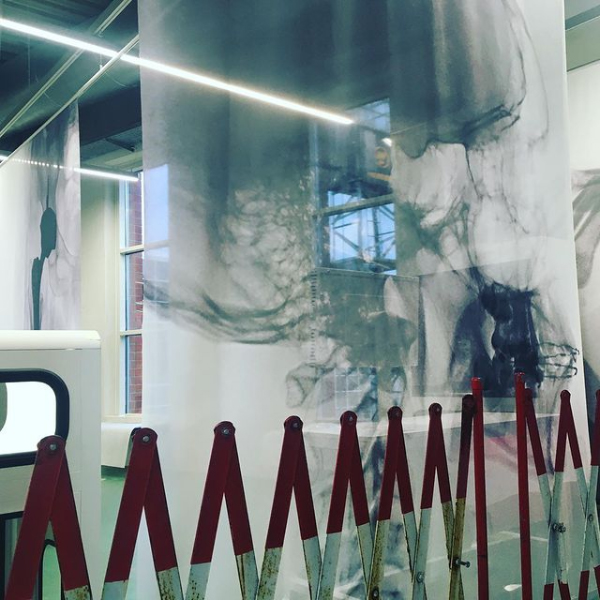 Ein Absperrzaun, der vor einem Vorhang steht.